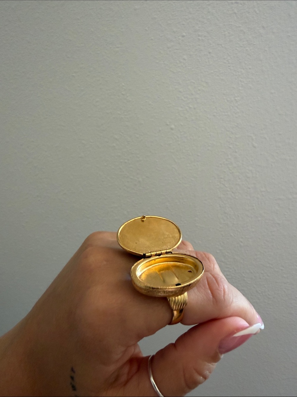 Avon Lipstick Ring - Gold Oval Hematite - Picture 5 of 6